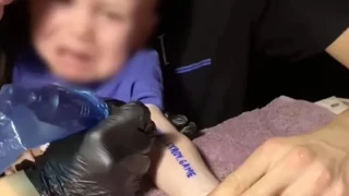 Το έχασαν τελείως: Γονείς χτύπησαν τατουάζ στο ενός έτους παιδί τους!