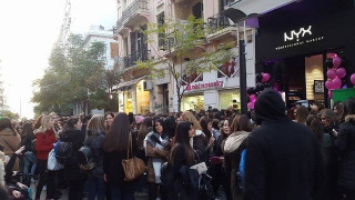 Θεσσαλονίκη: Χαμός για ένα δωρεάν κραγιόν έξω από μαγαζί στο κέντρο