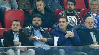 Βλέπει την  εθνική   Ελλάδας    ο  Αλέξης Τσίπρας!