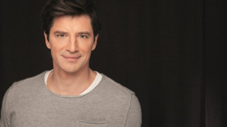 O Σάκης Ρουβάς φίλησε συνάδελφό του στο στόμα στη σκηνή! (ΦΩΤΟ)