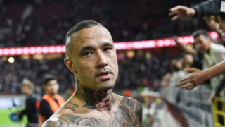 Ναϊνγκολάν: «Ήμασταν θαμμένοι στα χρέη, δούλευα παράνομα σε μπαρ»