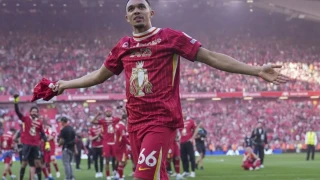 Λίβερπουλ:  Βανδάλισαν την τοιχογραφία του Αλεξάντερ-Άρνολντ πριν την επιστροφή του