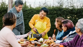 Το μυστικό της μακροζωίας: Τρώνε αυτά τα 3 τρόφιμα κάθε μέρα και ξεπερνούν τα 100 – Τι καταναλώνουν