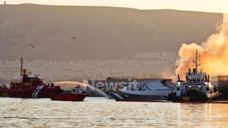 Πειραιάς: Φωτιά σε γιοτ στη Μαρίνα Ζέας – Βυθίστηκαν τρία