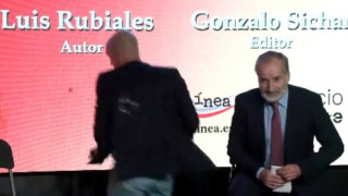 Λουίς Ρουμπιάλες: Χαμός στην παρουσίαση βιβλίου-Του πέταξαν αυγά!