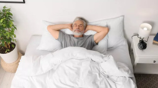 Πίεση: Η μικρή αλλαγή στον ύπνο που τη «ρίχνει» με φυσικό τρόπο σε 2 εβδομάδες