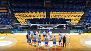 Εθνική ομάδα: «Επιβλητική» υποδοχή στο Παλέ με φανέλα Νίκου Γκάλη στην οροφή