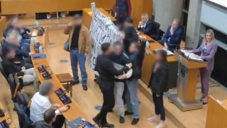 Θεσσαλονίκη: Μέλη του Ρουβίκωνα εισέβαλαν στο Δημαρχείο και διέκοψαν εκδήλωση