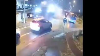 Οδηγός προσέκρουσε σε κυκλικό κόμβο και... απογειώθηκε!