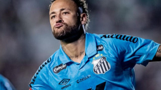 Απίστευτο σκηνικό: Οπαδός έτρεξε για selfie με Νεϊμάρ και τραυμάτισε ποδοσφαιριστή