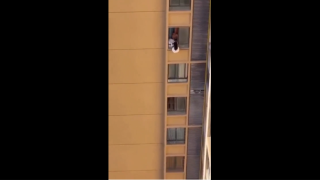 «Κρέμασε» την ερωμένη του από τον 10ο όροφο για να μη τη δει η σύζυγός του!