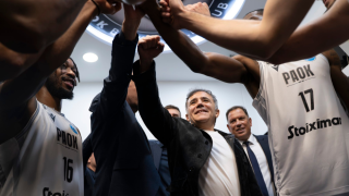 Η γροθιά του Μυστακίδη μαζί με τους παίκτες του ΠΑΟΚ