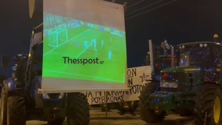 Αγρότες: Έστησαν προτζέκτορα για να δουν τον ΠΑΟΚ-Γκολ ανάμεσα σε μπλόκα και τρακτέρ!