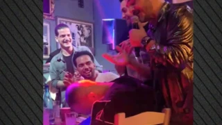 Τραγούδησε πάνω από κοιμισμένο θαμώνα-Ποιος καλλιτέχνης έκανε την «τρολιά» (vid)