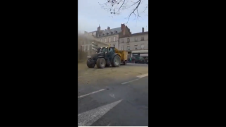 Μπλόκα αλά ελληνικά στη Γαλλία: Πέταξαν κοπριά σε κτίρια