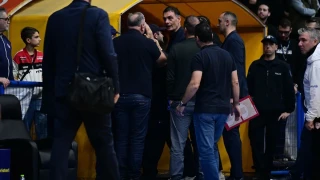 Ένταση στο Περιστέρι-Ολυμπιακός: Φραστικό επεισόδιο Μπαρτζώκα με οπαδό