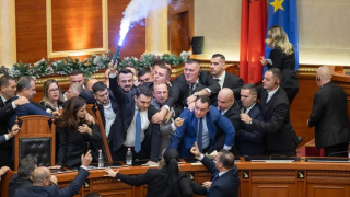 Χάος στην αλβανική Βουλή: Βουλευτές πιάστηκαν στα χέρια και άναψαν καπνογόνα!
