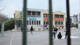 Μαθητές διακινούσαν ναρκωτικά μέσα σε σχολείο: 12 συλλήψεις