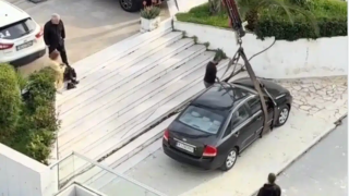 «Άχαστο» παρκάρισμα σε εμπορικό: Έκοψε δρόμο από...σκάλες