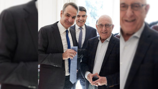 Δώρο-έκπληξη στον Κυριάκο Μητσοτάκη από τον Νικήτα Κακλαμάνη