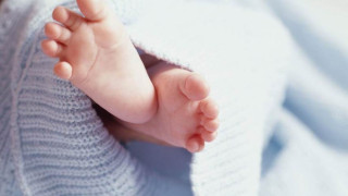 Θρίλερ με νεκρό βρέφος πέντε μηνών: Πέθανε ενώ κοιμόταν δίπλα στους γονείς του