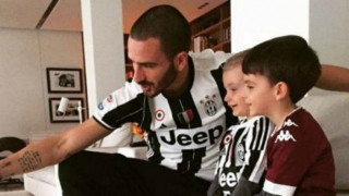 Ο μικρός Μπονούτσι      υποστηρίζει        την     Τορίνο!