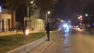 ΕΚΤΑΚΤΟ: Κουκουλοφόροι πετάνε μολότοφ στην Αγίου Δημητρίου (BINTEO)