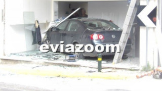 Χαλκίδα: Νεαρός «μπήκε» με το αυτοκίνητό του σε πολυκατοικία (Vid)