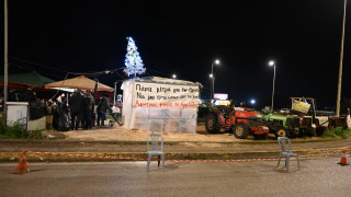 Με ψησταριές και γιορτινά δέντρα έκαναν Χριστούγεννα στα μπλόκα οι αγρότες
