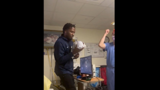 Η σύζυγος γεννούσε κι εκείνος έπαιζε... Xbox στην αίθουσα τοκετού