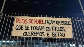 Οπαδοί Μπενφίκα: «Μετά το ξενοδοχείο, φτιάξτε και ένα πορνείο»