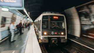 Τον μαχαίρωσε μέσα σε τρένο ενώ κοιμόταν!