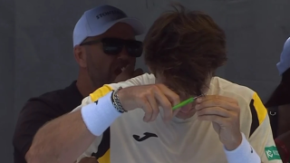 Απίστευτο! Τενίστας κόβει τα μαλλιά του την ώρα του αγώνα