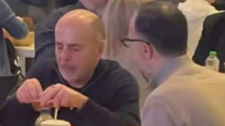 Ο Γιάννης Αλαφούζος «τσίμπησε» στα KFC!