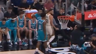 Στεφ Κάρι: Στενό μαρκάρισμα μέχρι και στην... τουαλέτα