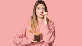 Καφεΐνη: 5 τρόποι με τους οποίους «σαμποτάρει» την ενέργεια και επιδεινώνει το άγχος