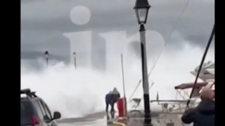 ΒΙΝΤΕΟ ΣΟΚ - Άστρος: Λιμενικός παρασύρθηκε και έχασε την ζωή του από μανιασμένα κύματα!