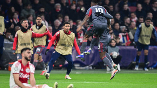 Ιστορικό διπλό του Ολυμπιακού στο Άμστερνταμ και πρόκριση στα play offs του Champions League