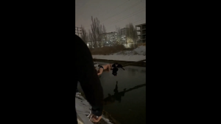 Κρεμάστηκαν από κολόνα για να σώσουν παιδί που παρασύρθηκε από χείμαρρο!