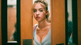 Sydney Sweeney: «Ανέβηκε» στην πινακίδα του Χόλιγουντ για να κρεμάσει σουτιέν!