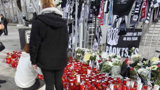 Πλήθος κόσμου, κεράκια και μηνύματα στην Τούμπα