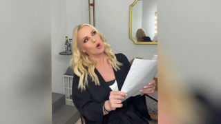 Η Πέγκυ Ζήνα τραγουδά το «Ματώνω» ως... Αμαλία του «Παρά Πέντε» και αποθεώνεται!