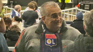 Λιόν - ΠΑΟΚ: Ο Λάμπρος Σκόρδας με κασκόλ της Λιόν στο Grupama arena