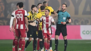 ΑΕΚ: Κατήγγειλε τον Ποντένσε για ρίψη ομπρέλας στην κερκίδα