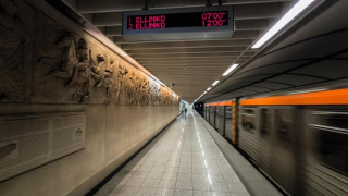 Σύνταγμα: Νεκρός 65χρονος που έπεσε στις ράγες του μετρό