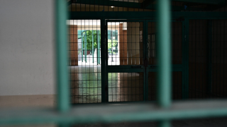 Καρατομήθηκε η διευθύντρια που έβαζε μαθητές να σκάβουν για να σβήσει απουσίες