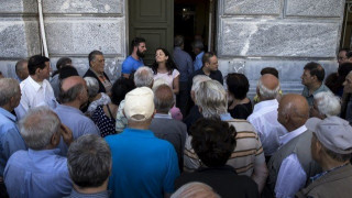 Συνταξιούχος λιποθύμησε δύο φορές περιμένοντας στην ουρά τράπεζας