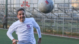 Ο Μητσοτάκης... μπαλαδόρος, παίζει ποδόσφαιρο με τον Ζαγοράκη (pics)