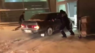 Απίστευτο:Δράστης μπούκαρε σε αεροδρόμιο για να αποφύγει σύλληψη!(vid)