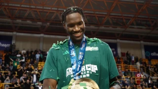 Χέιζ Ντέιβις: «Έχω άφθονα χρήματα να δανείσω για τα δάκρυά σας»